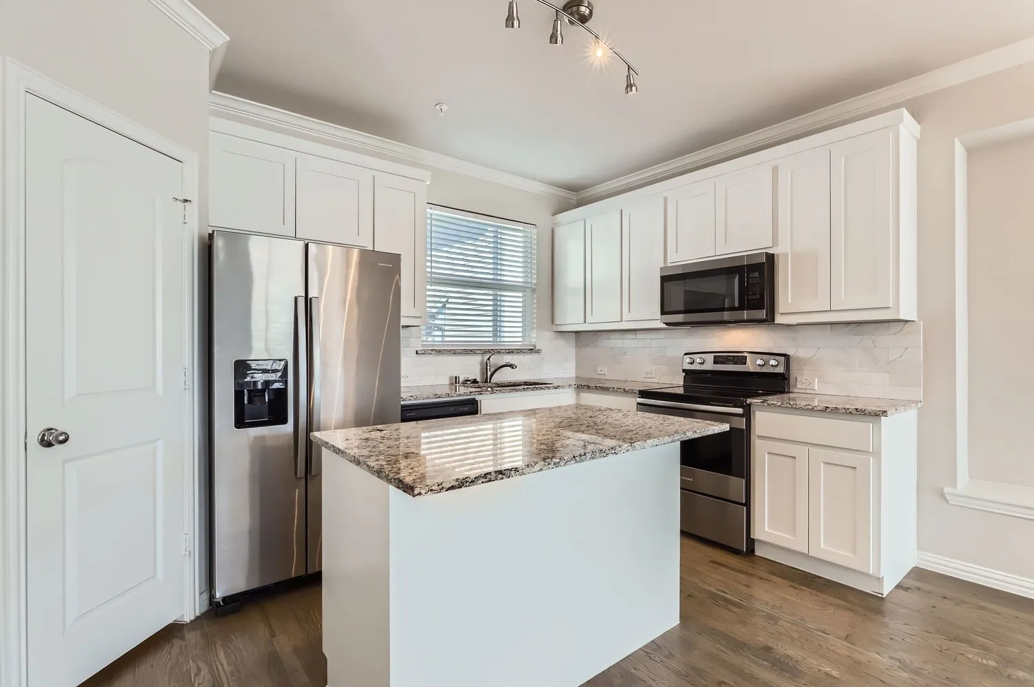 Granite Countertops & Stainless Steel Appliances