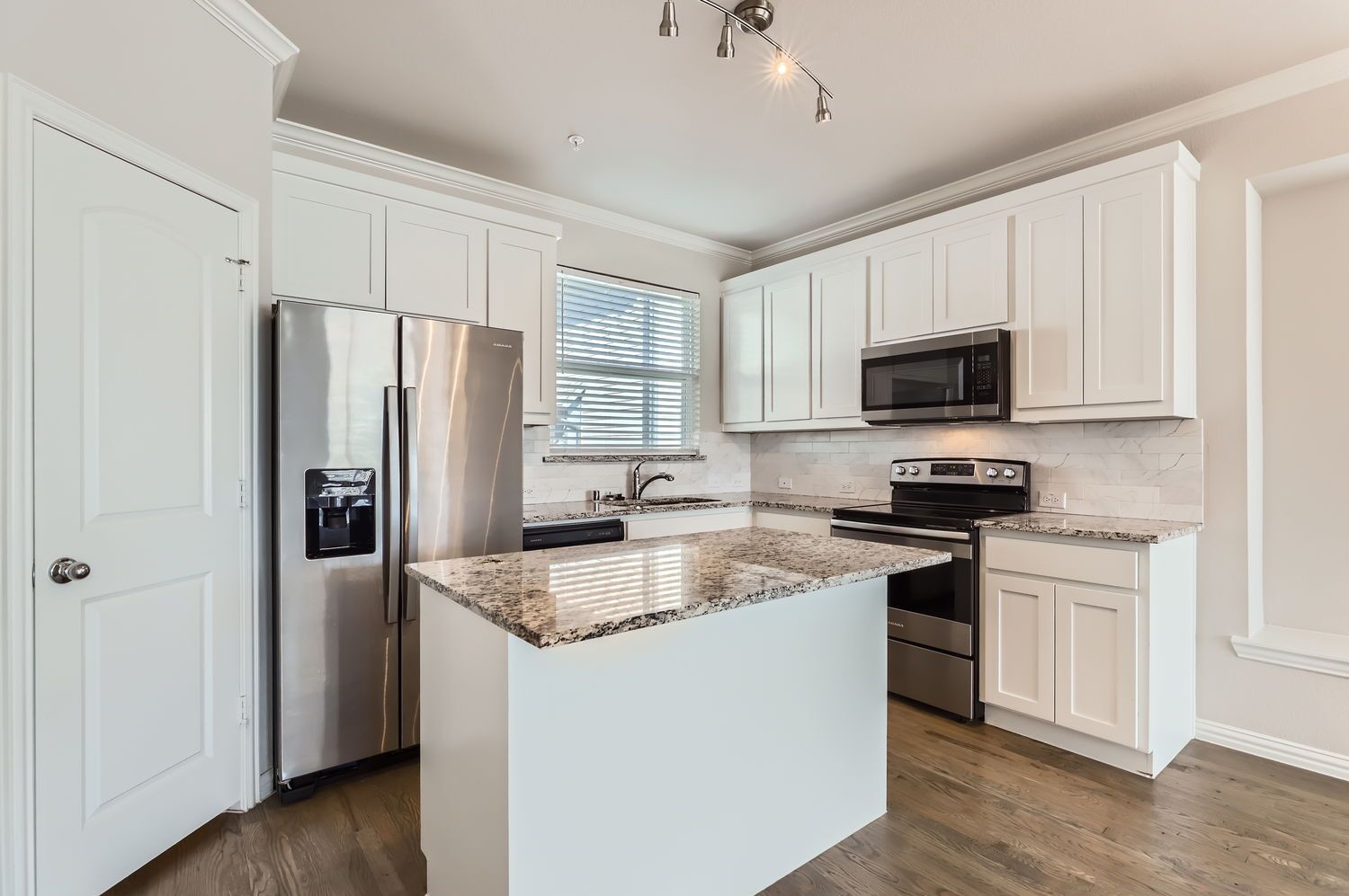 Granite Countertops & Stainless Steel Appliances